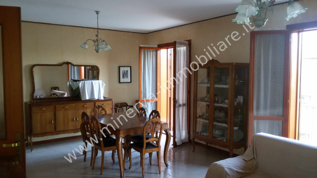 Appartamento quattro vani con garage e terrazzo Carlentini, via Etnea